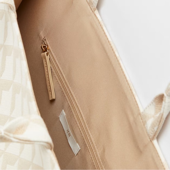 NEW H&M Jaquard Weave Shopper Tote Bag
HOST PICK - Picture 3 of 9